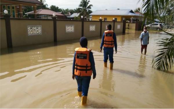 Beberapa kawasan rumah penduduk dinaiki air dalam kejadian banjir di Kuala Selangor sejak Sabtu lalu.