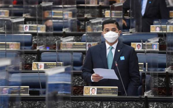 Mohamed Azmin ketika sesi menjawab soalan pada Mesyuarat Penggal Keempat, Parlimen ke-14 di Bangunan Parlimen, pada Rabu. - Foto Bernama 