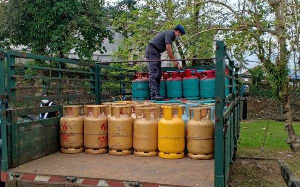 Sebuah lori bermuatan 90 tong gas LPG disita KPDNHEP Perak selepas didapati disimpan di tempat yang tidak dilesenkan di Tapah. Foto: ihsan KPDNHEP.