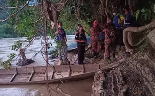 Tiga anggota dari Balai Bomba dan Penyelamat Tenom bergegas ke lokasi kejadian. - Foto Ihsan Bomba