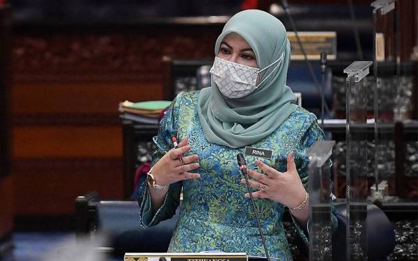 Datuk Seri Rina Mohd Harun yang juga Ahli Parlimen Titiwangsa ketika sesi menjawab soalan pada Mesyuarat Penggal Keempat Parlimen ke-14 di Bangunan Parlimen pada Rabu. - Foto Bernama 