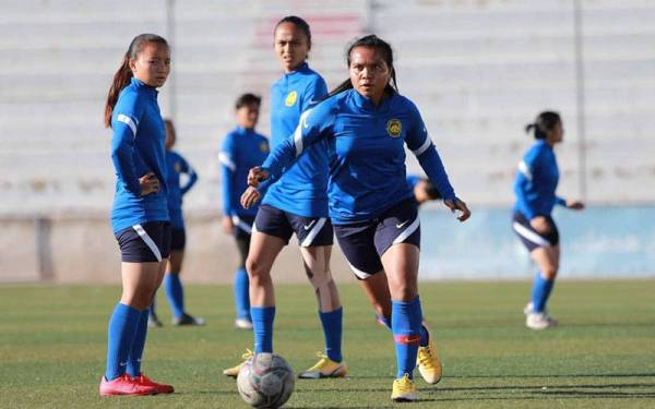 Skuad negara menjalani sesi latihan di Stadium Al-Ibreh, Tebing Barat sebagai persediaan menghadapi Kelayakan Piala Asia Wanita 2020. - FOTO: FB FAM