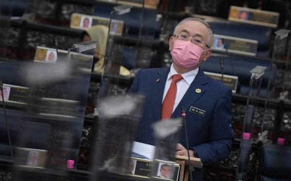 Ka Siong ketika sesi menjawab soalan pada Mesyuarat Penggal Keempat, Parlimen ke-14 di Bangunan Parlimen hari ini.  - Foto Bernama