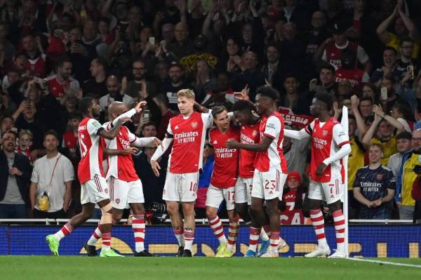 Nketiah (tiga, kanan) meraikan jaringan bersama pemain-pemain Arsenal lain ketika melayan kunjungan AFC Wimbledon dalam aksi Piala Liga di Stadium Emirates. FOTO: AFP 