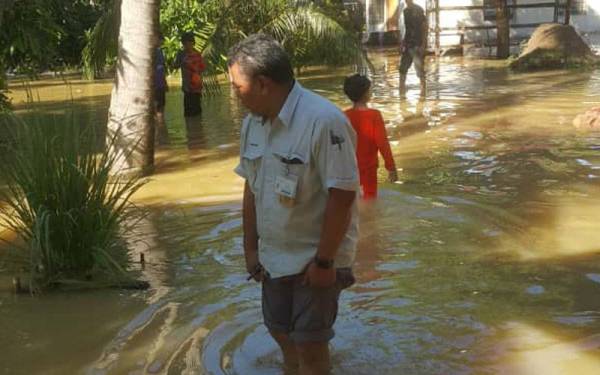 Keadaan banjir di Kampung Buah-Buahan kampung Kuantan di sini pada Khamis.