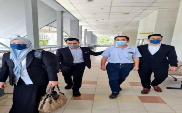 Tertuduh (dua dari kanan) didenda RM70,000 oleh Mahkamah Sesyen Seremban selepas mengaku bersalah atas pertuduhan memberi rasuah kepada dua pegawai penguat kuasa KPDNHEP Februari tahun lalu.