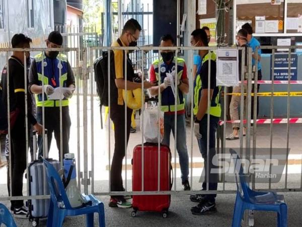 Orang ramai yang mahu mendapatkan perkhidmatan di Terminal Feri Kuala Kedah perlu melalui proses pemeriksaan ketat oleh pihak berkuasa sebelum dibenarkan berlepas ke Langkawi.