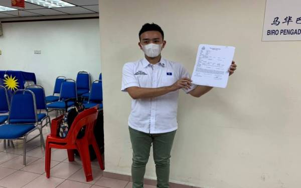 Jian Boon menunjukkan laporan yang dibuat di Ibu Pejabat Polis Daerah Kulai.