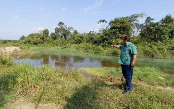 Rosleli menunjukkan keadaan air sungai Lok Heng-Waha, Kota Tinggi, pada Khamis menjadi keruh dan mengalir ke loji rawatan air Gugusan Lok Heng yang menjadi punca utama air penduduk setempat.