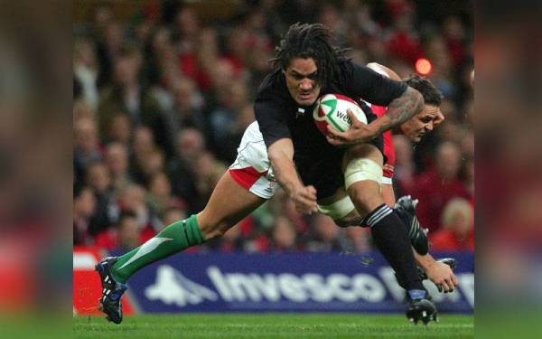 IMBAS KEMBALI... So'oialo ketika menentang Wales dalam Kejuaraan Cabaran Invesco di Stadium Millennium, Cardiff, pada November 2008. FOTO: AFP