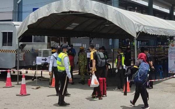 PDRM mengawal dan memantau pematuhan SOP di Terminal Feri Kuala Kedah pada Khamis.