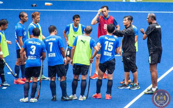 Mirnawan (dua dari kanan) memberi arahan kepada barisan pemain negara ketika sesi latihan di Stadium Hoki Nasional, Bukit Jalil minggu lalu sebelum mereka berlepas ke London.