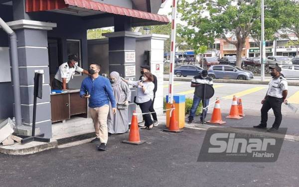 Neelofa dan suaminya, PU Riz tiba di Mahkamah Seremban pada jam 8.40 pagi bagi mendengar sebutan semula kes.