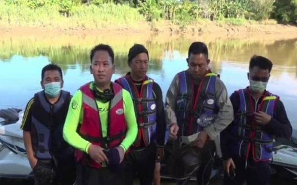 Peter (dua dari kiri) memaklumkan bahawa mereka akan meneruskan usaha mencari seorang lagi mangsa yang dikhuatiri lemas di Sungai Padas, Kampung Kalandos, Pangi, Tenom.