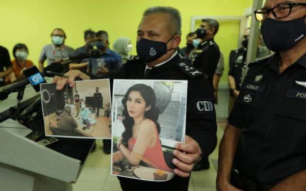 Abd Jalil menunjukkan gambar Sajat pada sidang media di IPD Gombak pada Jumaat.