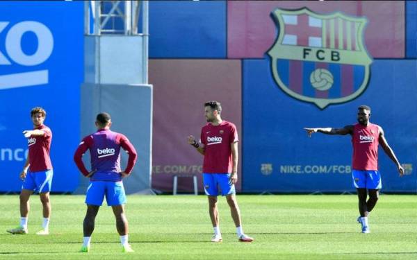 Dari kiri, Roberto percaya Barcelona masih mempunyai elemen mencabar kejuaraan La Liga musim ini. - Foto AFP