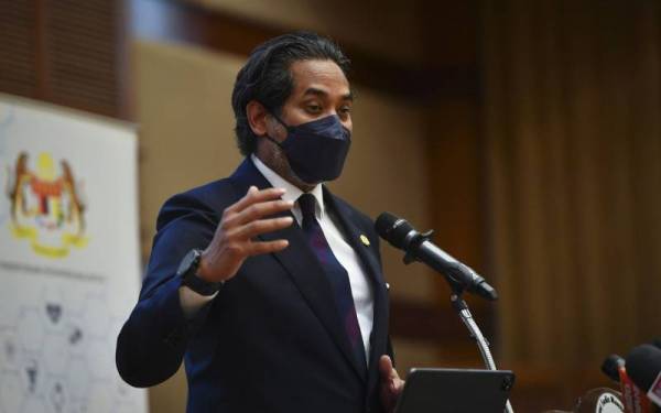 Khairy ketika bercakap pada sidang media di Kementerian Kesihatan hari ini. - Foto Bernama