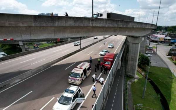 Mangsa maut selepas motosikal ditunggangnya terbabas di Kilometer 4 Lebuhraya EDL, Johor Bahru, sebelum tercampak ke laluan bawah lebuh raya itu pada Jumaat.