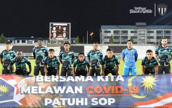 Mintah bersama pemain-pemain TFC II yang mengharungi saingan Liga Premier pada musim ini. - Foto Terengganu FC II