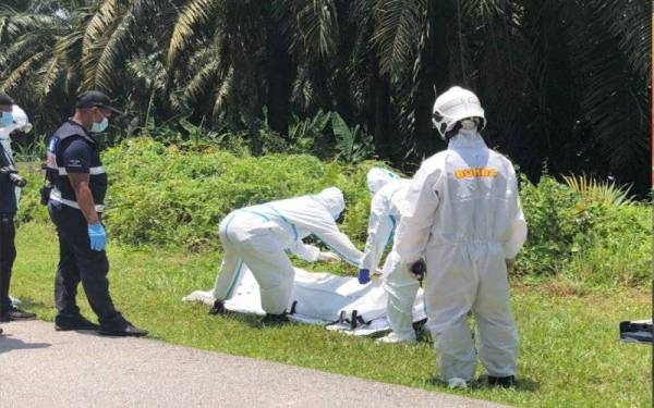 Mayat mangsa dikeluarkan dengan bantuan pihak bomba. - Foto ihsan PDRM