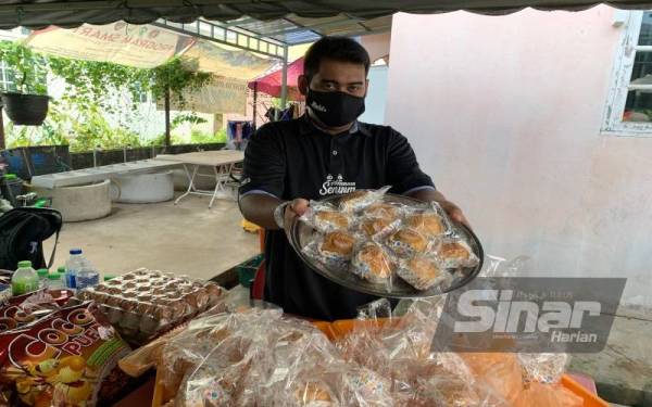 Muhammad Farid menghasilkan 200 biji roti kacang merah untuk golongan asnaf dan anak yatim merupakan satu penghormatan bagi dirinya.