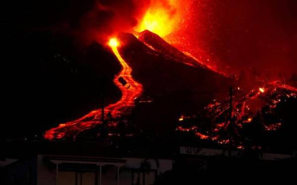 Lava mengalir menuruni bukit berikutan letusan gunung berapi di Pulau Canary La Palma. - Foto Reuters
