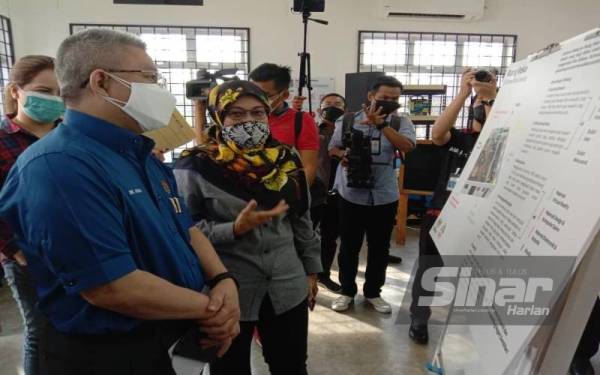 Adham (kiri) ketika melawat Ruang Reka di Taman Rasa Sayang, Seremban pada Sabtu.