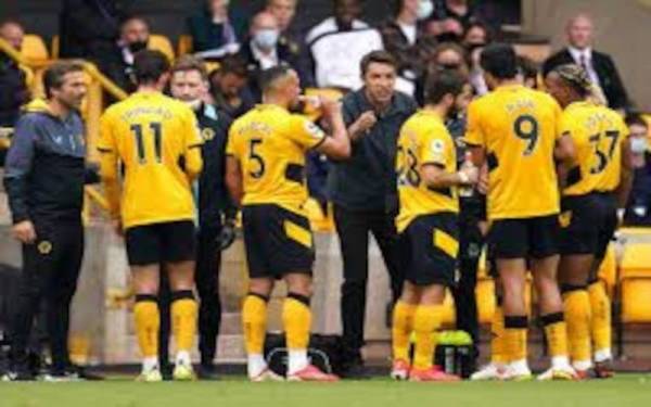 Lage menyampaikan sesuatu kepada pemain Wolves paa aksi berdepan Brentford, 18 September lalu. - Foto The4thofficial