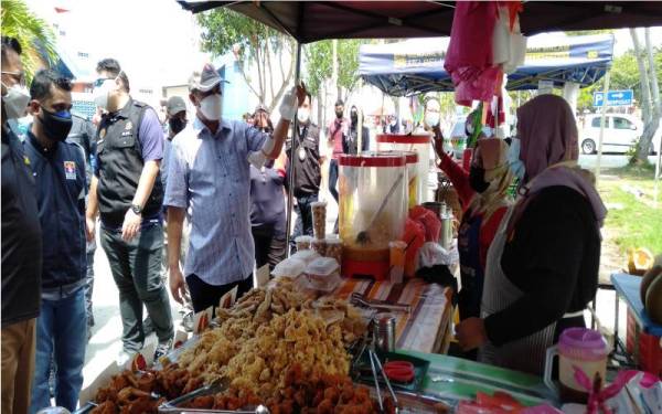 Ab Hamid (empat dari kiri) meninjau premis yang beroperasi di Pantai Bagan Lalang, pada Sabtu.