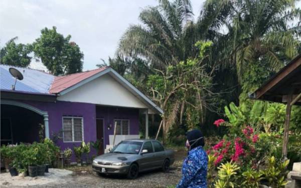 Anggota APM melihat keadaan sebuah rumah di Kampung Lubuk Jaya sudah kembali surut pada Sabtu.