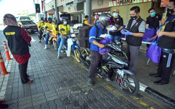 Seramai 166 orang penunggang perkhidmatan penghantaran makanan (p-hailing) di Labuan mendapat sumbangan minyak petrol bernilai RM30 seorang dan kit makanan daripada MAIWP Labuan. Foto Bernama