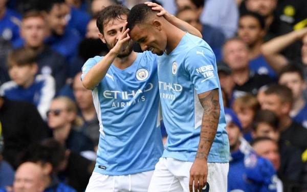 Jesus (kanan) meraikan jaringan bersama Bernardo Silva semasa aksi Liga Perdana Inggeris antara Chelsea menentang Manchester City di London. - FOTO: EPA