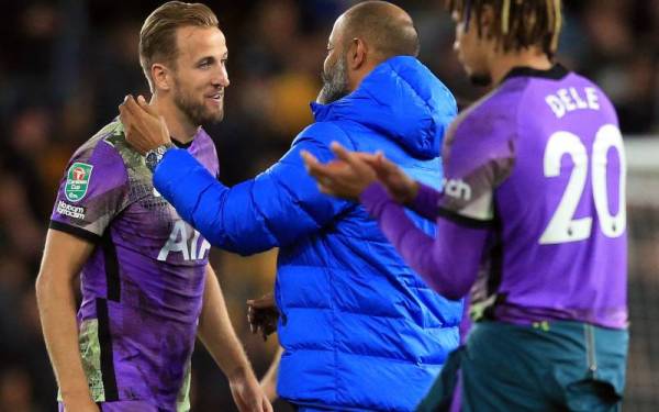 Kapten Tottenham Hotspur, Harry Kane (kiri) menjadi sandaran Espirito Santo dalam merobek gawang Arsenal apabila kedua-dua pasukan berentap di Emirates. - Foto AFP 