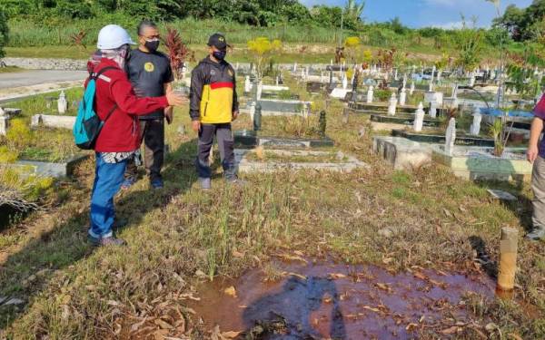 Mohamad Taufek (kanan) ketika meninjau keadaan di lokasi pada petang Sabtu. - Foto ADUN Paroi, Mohamad Taufek