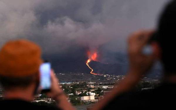 Gunung berapi Cumbre Vieja mula meletus minggu lepas dan memusnahkan lebih 350 rumah serta memaksa ribuan penduduk berpindah.