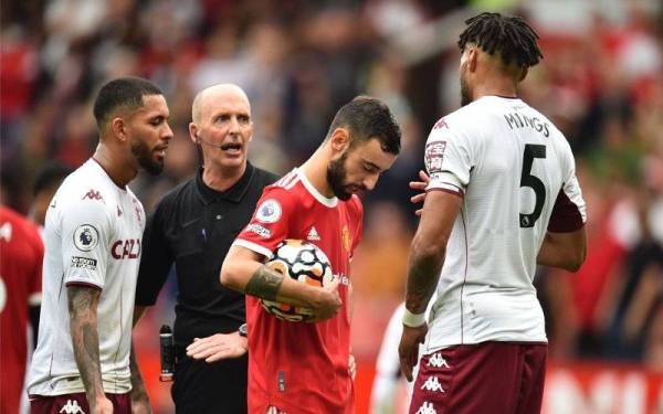 Fernandes diberikan tekanan oleh pemain Villa sebelum mengambil sepakan penalti.