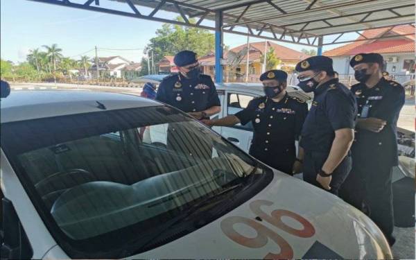 Aedy Fadly (dua dari kiri) bersama Zulkarnain (kiri) memeriksa kenderaan di Institut Memandu Bitara yang beroperasi di Padang Midin, Kuala Terengganu ketika sesi lawatan kerja ke negeri ini pada Ahad.