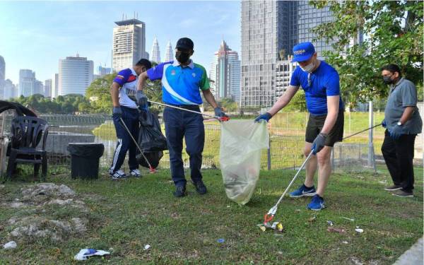 Mahadi bersama wakil Duta Besar Sweden ke Malaysia, Dr Joachim Bergstrom membersihkan kawasan persekitaran ketika Program Plogging di Sungai Bunus sempena Sambutan Hari Sungai Sedunia, pada Ahad. - Foto Bernama 