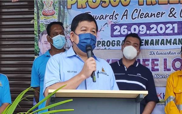 Loy Sian ketika berucap pada Program Penutupan Program PRO500 Trees Sentosa di Pusat Khidmat Masyarakat Dewan Undangan Negeri (DUN) Sentosa, pada Ahad.