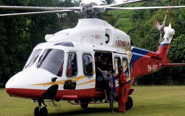 Unit Udara Jabatan Bomba dan Penyelamat Malaysia (JBPM) melakukan penerbangan ihsan dengan membawa seorang lelaki orang asli yang positif Covid-19 ke Hospital Gua Musang (HGM) pada Sabtu. - Foto Bernama