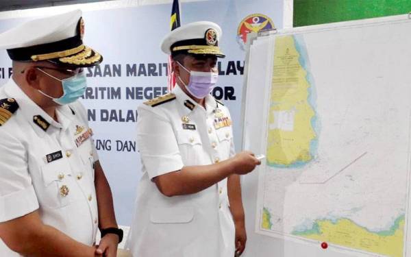 Nurul Hizam (kanan) menunjukkan kawasan Tompok Utara yang sering diceroboh kapal dagang asing terutama berlabuh tanpa kebenaran, selepas sidang akhbar di Ibu Pejabat Maritim Negeri Johor, Johor Bahru, pada Ahad.