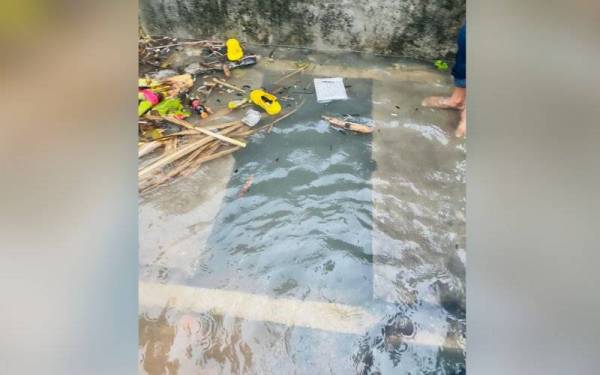 Mangsa dikatakan dibawa arus setelah dipercayai terjatuh dalam longkang berhampiran Jalan Bunga Tanjung 4, Kampung Baru Hicom di sini petang Ahad.