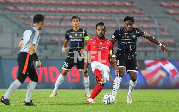 Safee dicabar pemain Sri Pahang pada aksi di Stadium Bola Sepak Kuala Lumpur sebentar tadi. - Foto Facebook MFL