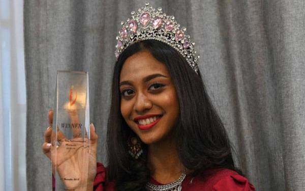 Dheper Reshaa menunjukkan trofi Miss Teen International Malaysia 2018/2019 yang dimenanginya. - Foto Bernama