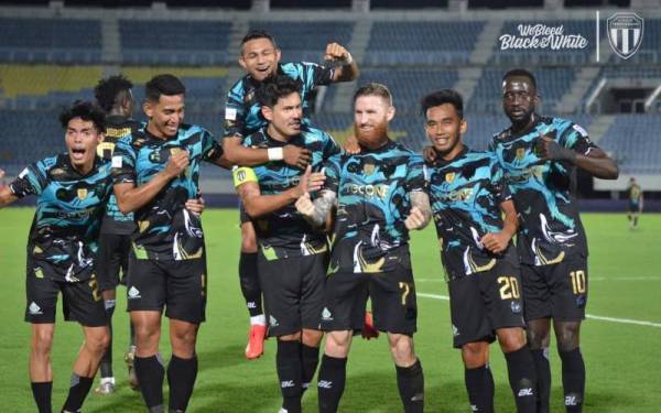 Lee Tuck raikan jaringan bersama pemain-pemain TFC lain ketika menentang Kuching City malam tadi. - Foto Terengganu FC