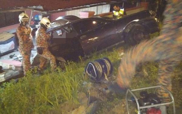 Anggota bomba mengeluarkan mangsa yang tersepit dalam nahas di Taman Daya, Johor Bahru pada Isnin.