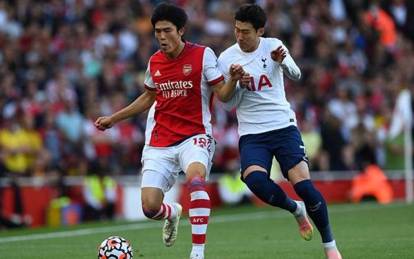 Pemain Arsenal, Takehiro Tomiyasu (kiri) cuba mengekang kemaraan Heung Min semasa perlawanan liga di Stadium Emirates. FOTO: EPA