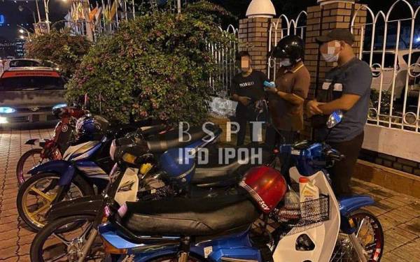 Sebanyak 110 motosikal diperiksa dalam Operasi Khas Motosikal dan Pencegahan Samseng Jalanan di Ipoh. - Foto FB Polis Daerah Ipoh.