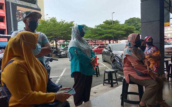 Orang ramai sanggup beratur di luar premis menunggu giliran masing-masing untuk masuk ke dalam kedai emas.