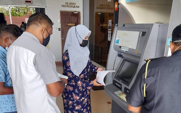 Pemilik syarikat JJML Enterprise (dua dari kiri) didenda RM20,000 oleh Mahkamah Sesyen Seremban atas kesalahan melonggokkan sisa pepejal terkawal tanpa kebenaran tiga tahun lalu. -Foto ihsan SWCorp